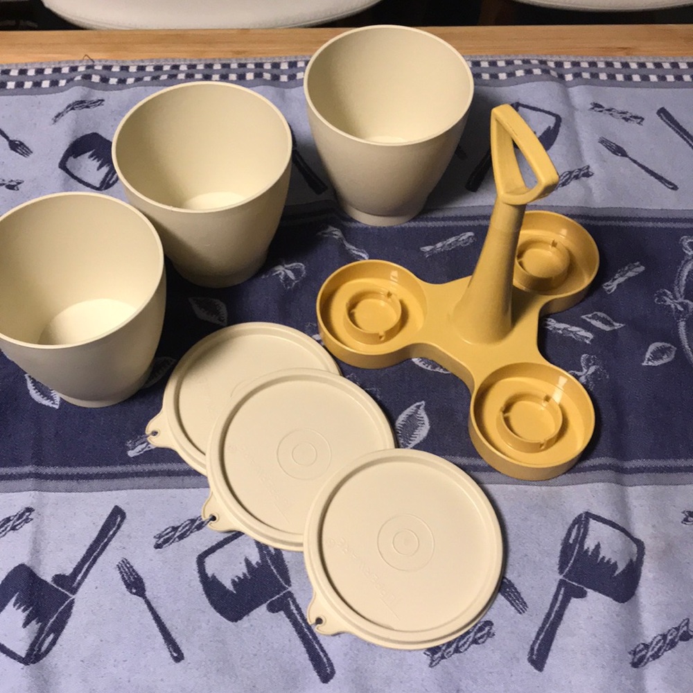 Tupperware condiment container